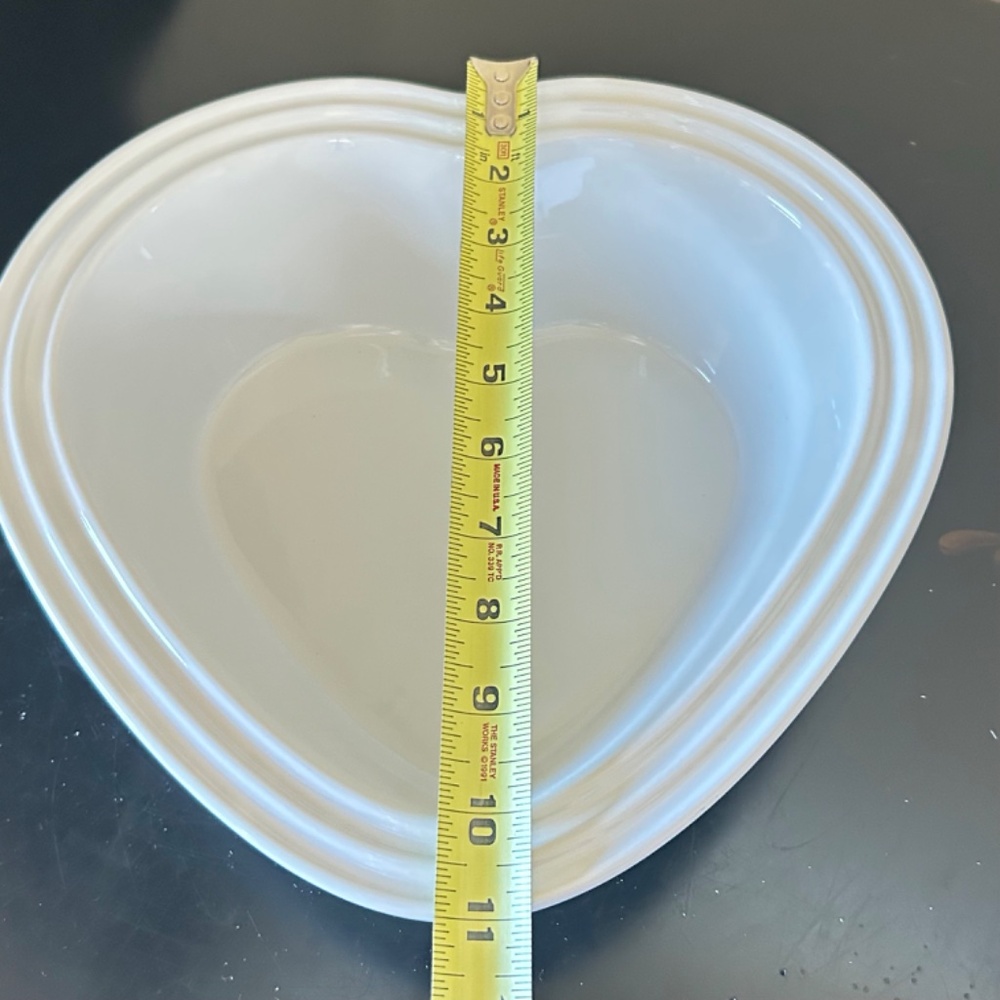 Le Creuset Ramekin D’ Amour Covered Heart Dish. White - Picture 10 of 12